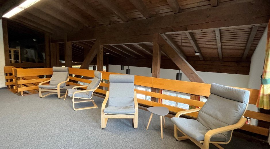 Sitzbereich in der Gemeindebücherei © Tourismus Hörnerdörfer GmbH