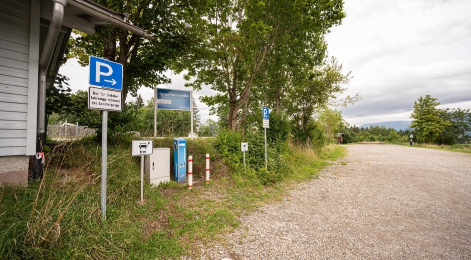 Ladestation Parkplatz Weltcup-Express Ofterschwang © Tourismus Hörnerdörfer GmbH