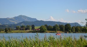 Badespaß am Sulzberger See mit Blick auf den Grünten © Markt Sulzberg