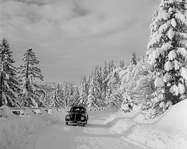 Käfer auf der Jochstraße 1951 © Lala Aufsberg, Archiv Heimatbund Allgäu e.V.