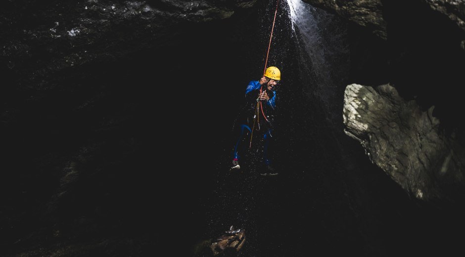 Abseilen im Wasserfall beim Canyoning Allgäu © MAP-Erlebnis