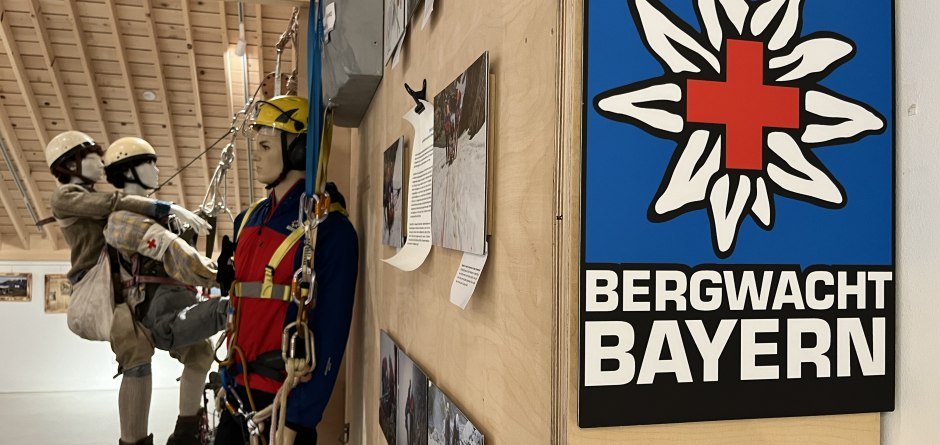Ein Teil der Ausstellung zeigt eine mögliche Rettungsaktion am Berg. © Stadt Sonthofen