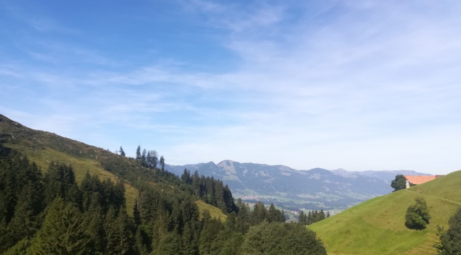Blick auf die Allgäuer Bergwelt während der Wanderung © Tourismus Hörnerdörfer, B. Molocher