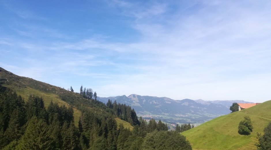 Blick auf die Allgäuer Bergwelt während der Wanderung © Tourismus Hörnerdörfer GmbH