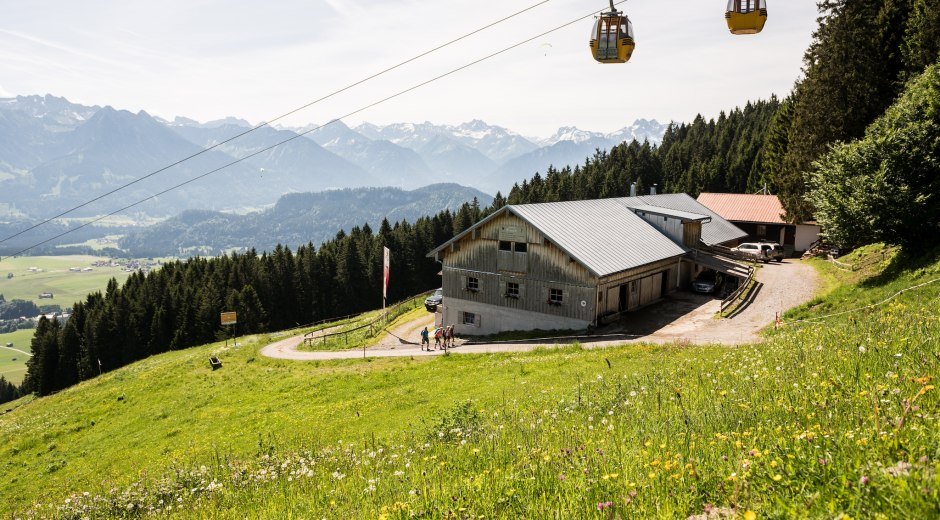 Auffahrt mit der Hörnerbahn in Bolserlang in den Allgäuer Hörnerdörfern mit Blick auf die Alpe Ornach. © Tourismus Hörnerdörfer, F. Kjer
