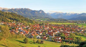 Blick auf Burgberg - traumhafte Lage des Ortes © Dominik Ultes