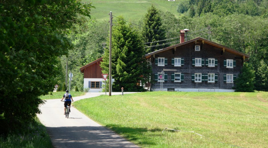 Radfahrer auf dem Fernradweg Wertach © Reinhard Walk