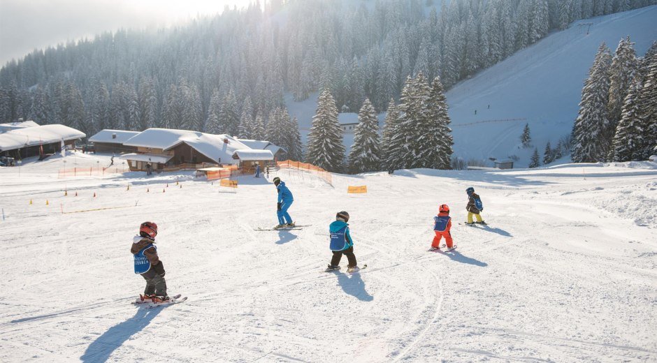 Kinder am Übungslift Skischule Grasgehren © Tourismus Hörnerdörfer, F. Kjer