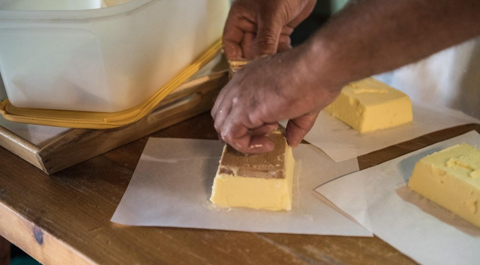 Frische Butter auf der Alpe Schattwald © Tourismus Hörnerdörfer, F. Kjer