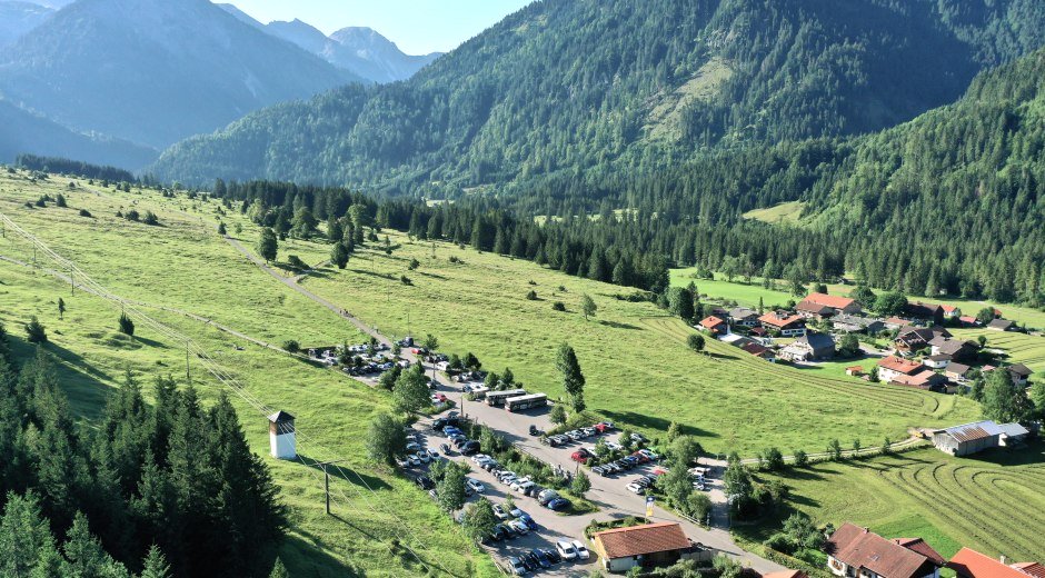 Der Parkplatz "Auf der Höh" ist ein gebührenpflichtiger Parkplatz am Ende von Hinterstein. © Bad Hindelang Tourismus/ Wolfgang B. Kleiner