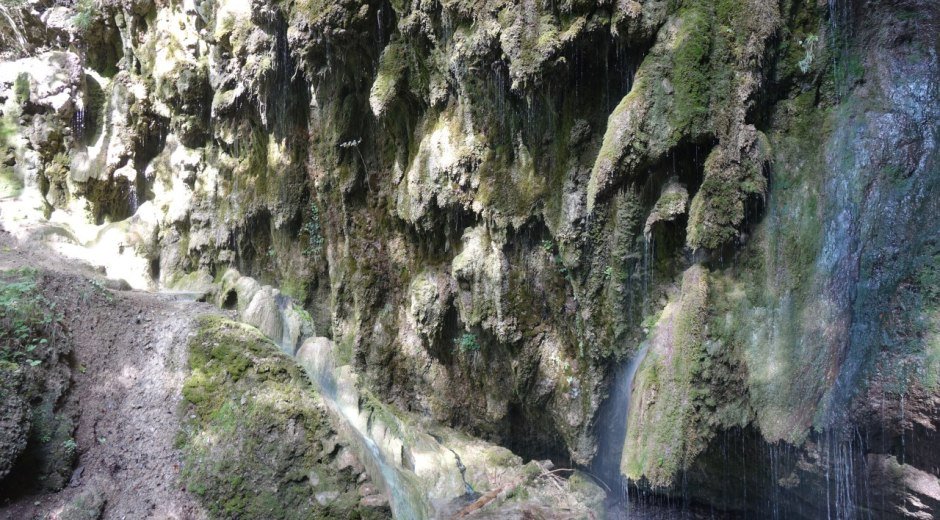 Moosiger Felsen beim Hinanger Wasserfall
