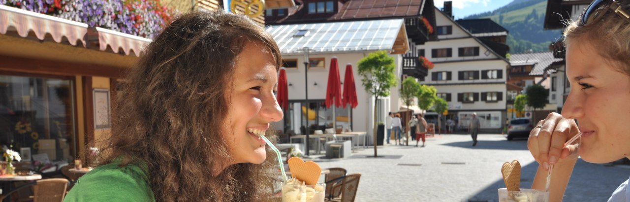 Freundinnen trinken einen Eiscafé © Bad Hindelang Tourismus