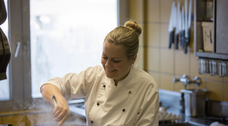 Johanna kocht die Gläser selbst ein © Almhof Lässer