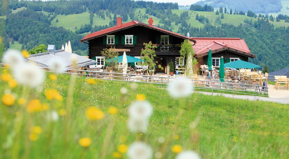 Die_Berghütte_Bärenfalle_direkt_neben_der_Sesselbahn-Bergstation © BergWelt GmbH & Co.KG