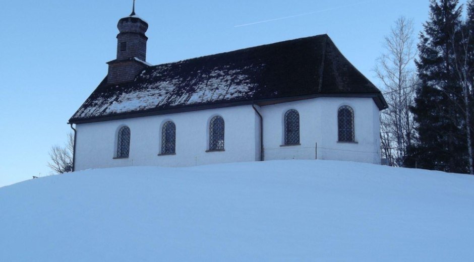 Die Untermühlegger Kapelle auf einer Anhöhe © Tourismus Hörnerdörfer