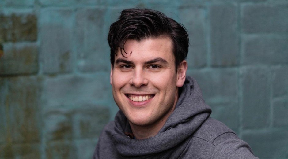 Tobias Klöck führt euch durch das Steinzeitdorf © Steinzeitdorf