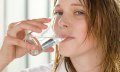 Frau im Bademantel trinkt ein Glas Wasser © redhorst - fotolia.com